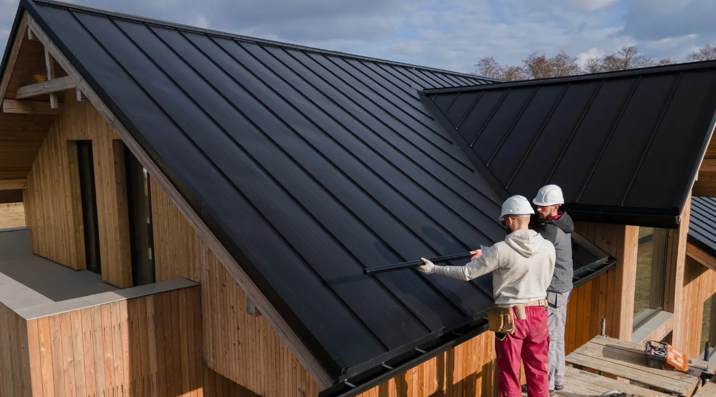 Groupe Deluxe - Construction et rénovation résidentielles - picture of roof inspection